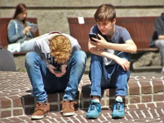 英国官宣16岁以下社交媒体禁令，重塑青少年数字世界的健康边界