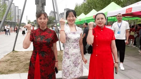 母爱如织，静待花开，长沙考生妈妈提花等女儿下考