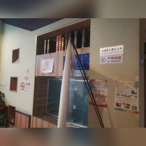硬核禁烟提示引客流激增，餐馆创新策略背后的故事