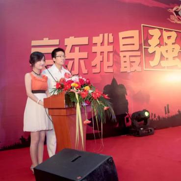 青春的荣耀，男生胸前挂满奖牌的璀璨毕业典礼